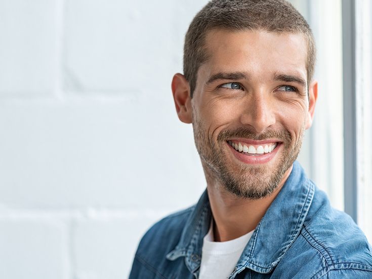 Lachender Mann in Jeanshemd