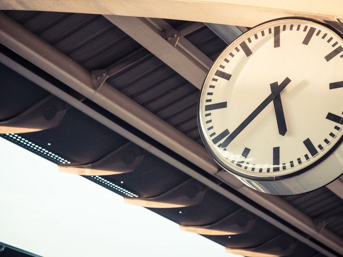 Uhr am Bahnhof