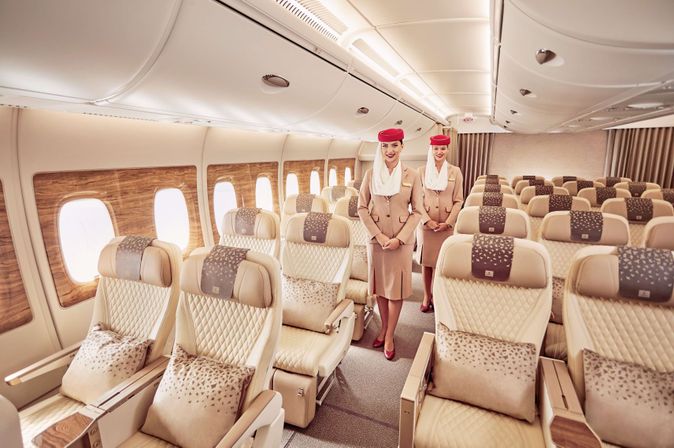 Stewardess in der Premium Economy Class an Bord eines Emirates Flugzeugs