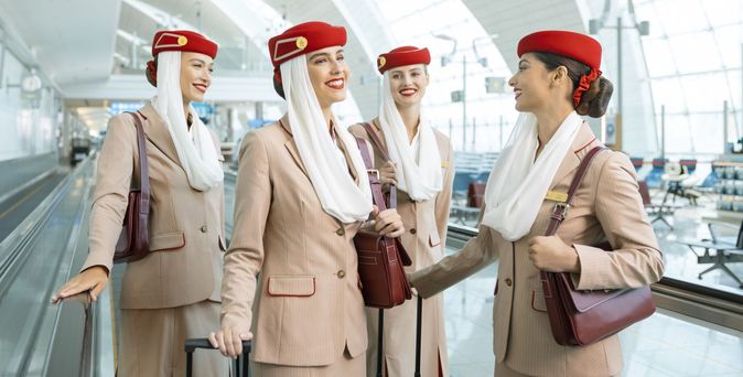 Emirates Kabinenpersonal am Flughafen