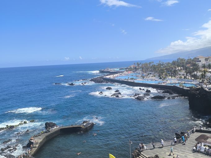 Blick über die Strandpromenade und die Meerwasserpools auf Teneriffa