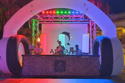 DJ am Pult bei Nacht 