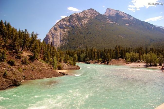 Fluss vor Bergkulisse in Kanada