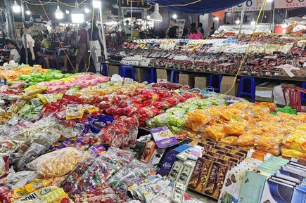 Bunte Marktstände bei Nacht