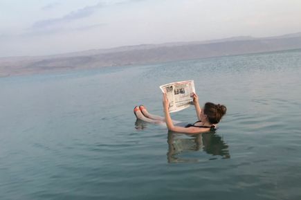 Frau beim Schwimmen im Toten Meer
