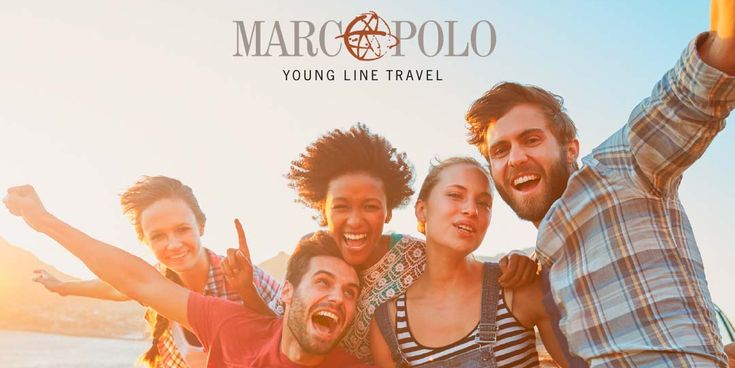 Eine ausgelassene Gruppe junger Erwachsener sitzt und steht vor einem Auto in einer sonnigen Landschaft. Alle lachen, jubeln und posieren energiegeladen für die Kamera. Oben ist das Logo „Marco Polo Young Line Travel“, unten ein Hinweis „Für Traveller zwischen 20 und 35“.