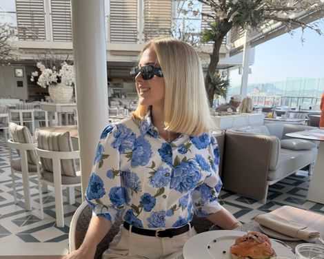 Marie Castor sitzt beim Frühstück im Restaurant der Silver Ray vor Obst, Lachsgericht und Orangensaft.