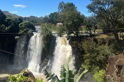 Blick auf zwei Wasserfälle 