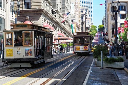 Cable Car Kabelstraßenbahn an Straße in San Francisco