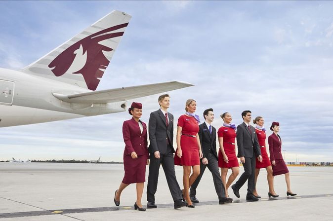 Crew steht aufgereiht vor ihrem Flugzeug © Qatar Airways