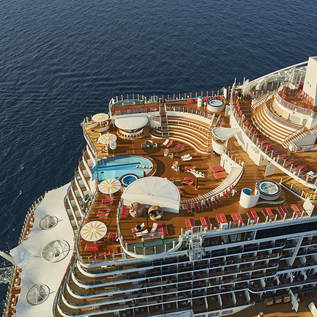 Drohnenperspektive auf See mit Blick über Pool Deck am Heck