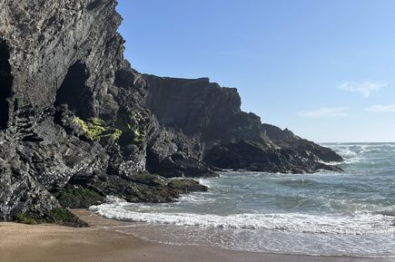 Sandstrand mit Klippen 