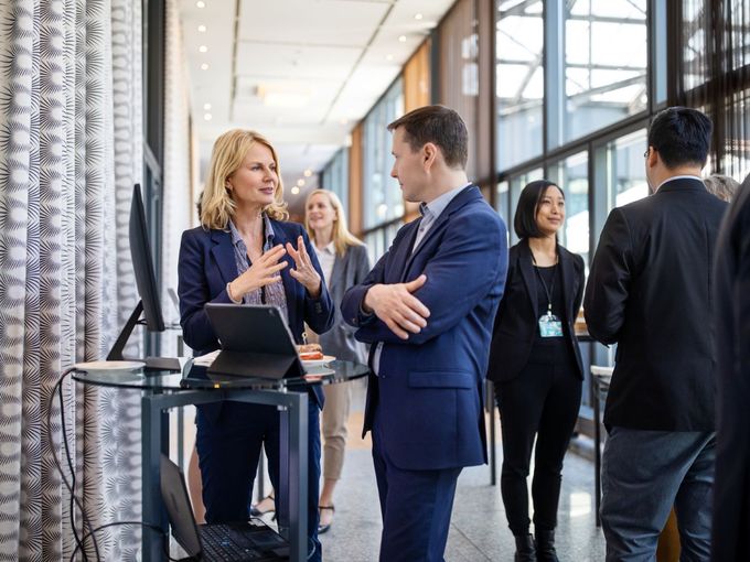 Geschäftsleute im Gespräch bei einem Networking-Event in moderner Umgebung