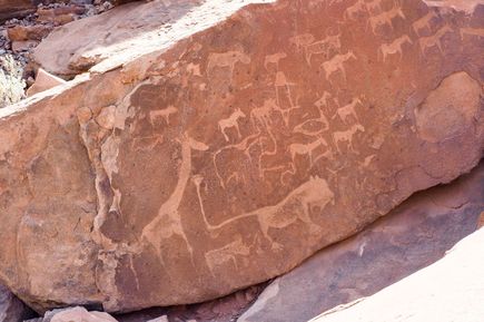 Raue Gesteinslandschaft im Damaraland in Namibia
