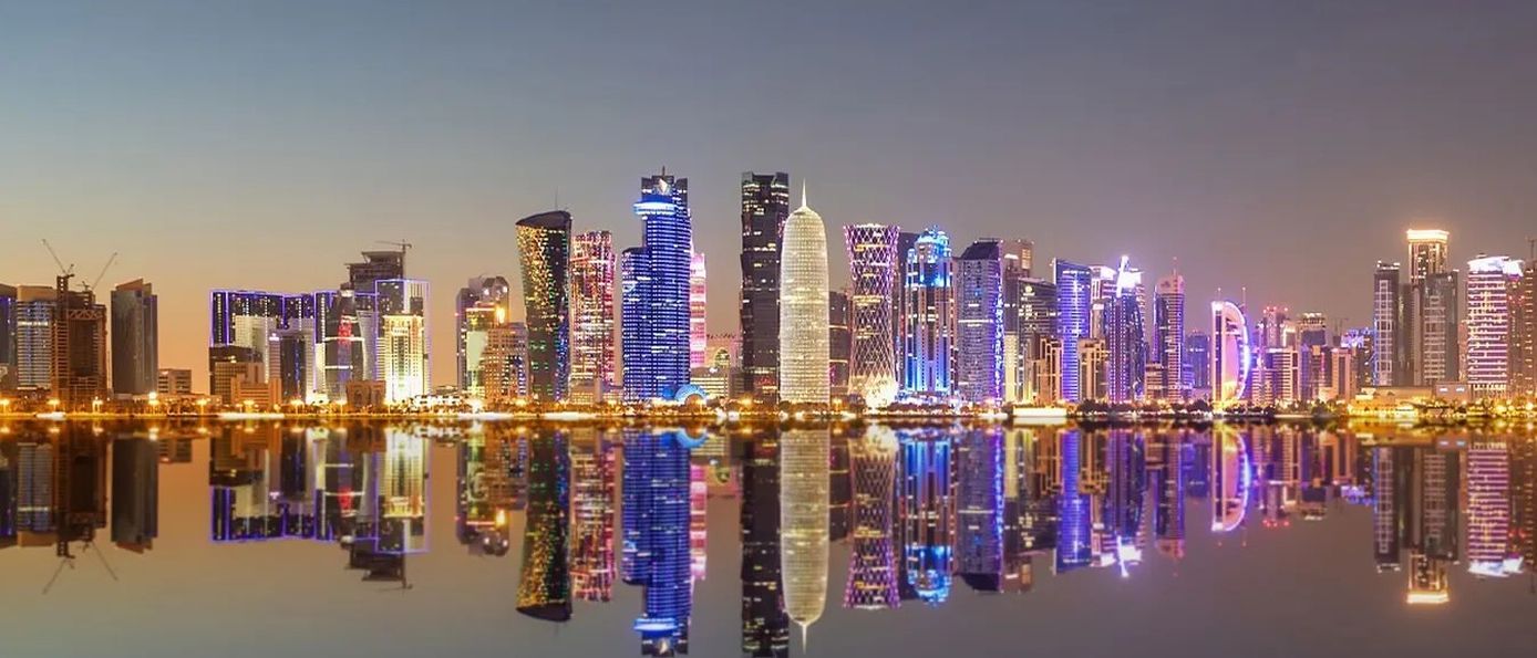 Qatar Airways Flugzeug am Drehkreuz Doha mit internationalen Anschlussverbindungen.