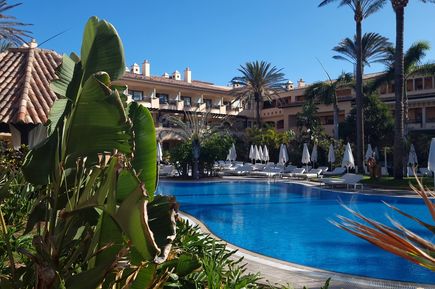 Poolanlage eines Hotels