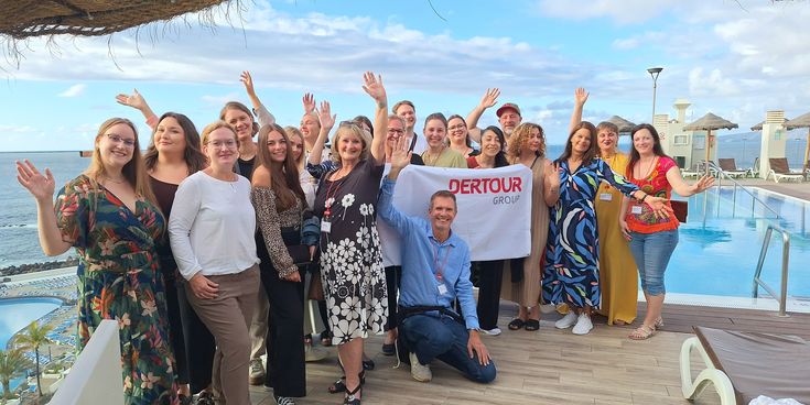 Gruppenfoto mit DERTOUR Banner