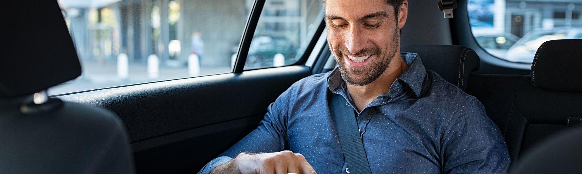 Geschäftsmann am Handy im Taxi