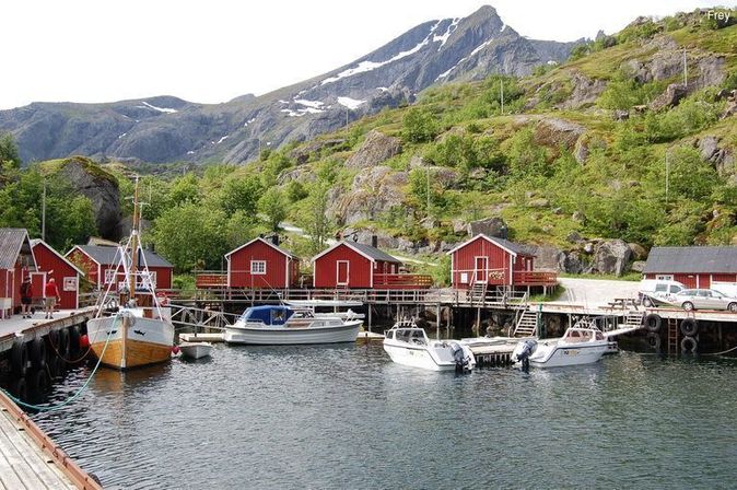 Kleiner Hafen mit Booten vor Berg auf Nordland Kreuzfahrt mit AIDAluna