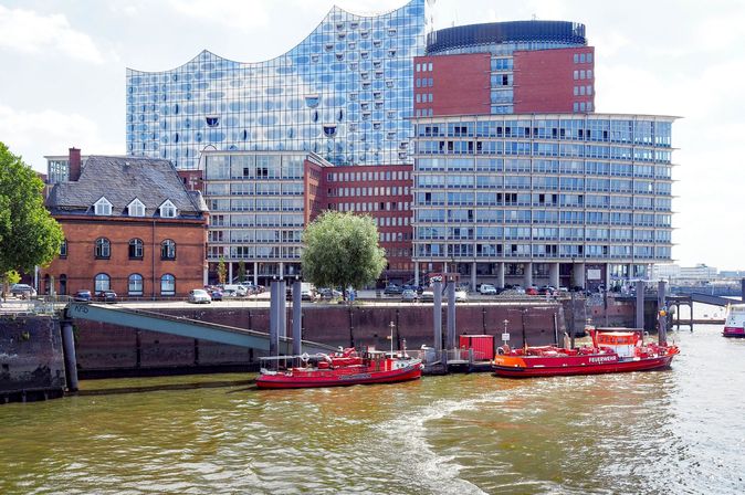 Hamburg Elbphilharmonie, davor liegen Boote an der Elbe