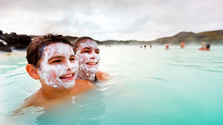 Frau und Junge schwimmen mit Gesichtsmaske draußen