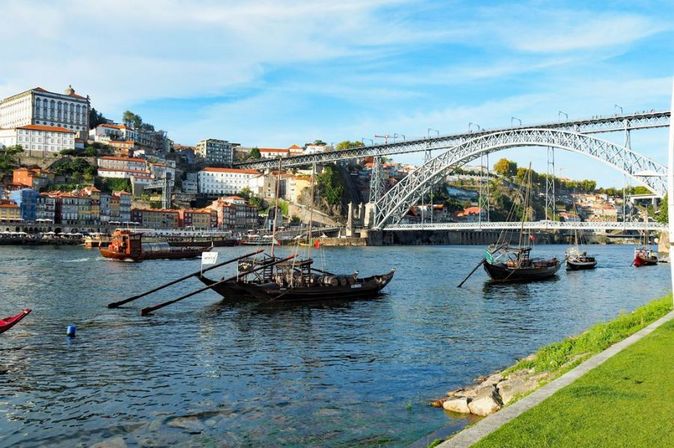 Stadtviertel Ribeira mit Brücke über Hafenstadt Porto in Portugal