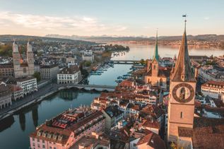 Blick auf Altstadt, Turm, Brücke und Fluss in Zürich, Schweiz