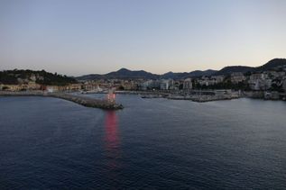 Blick auf Küstenstadt vom Kreuzfahrtschiff MS EUROPA