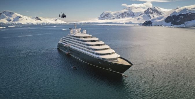 Schiff auf dem Meer zwischen Bergen