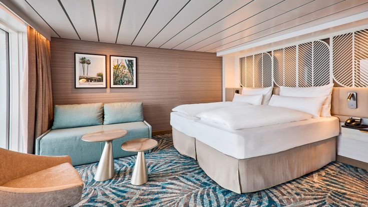 Bar mit gedeckten Tischen und Stühlen auf Mein Schiff Flow