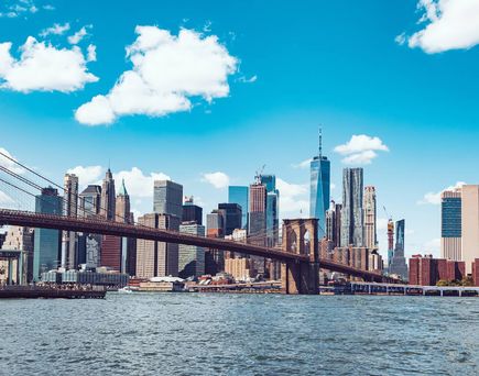 Blick auf die Brooklyn Bridge und Lower Manhattan in New York