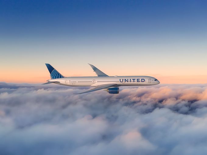 Boeing 787-9 Dreamliner von United Airlines in der Luft über den Wolken
