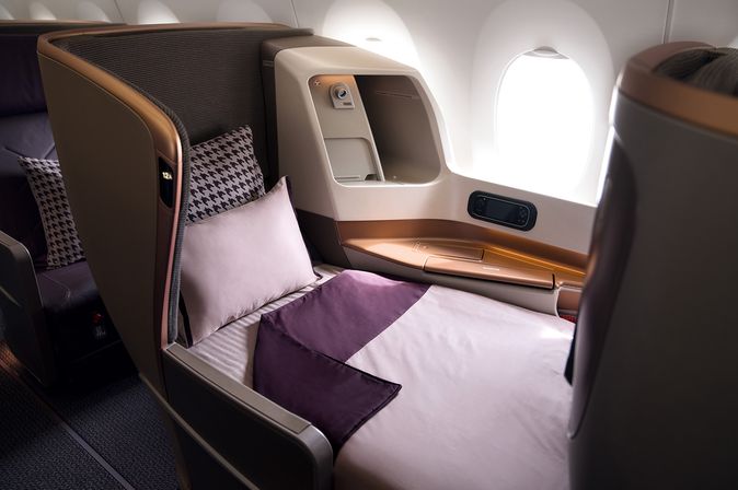 Sitz in der Singapre Airlines Business Class mit Lie Flat Bed und Bettzeug