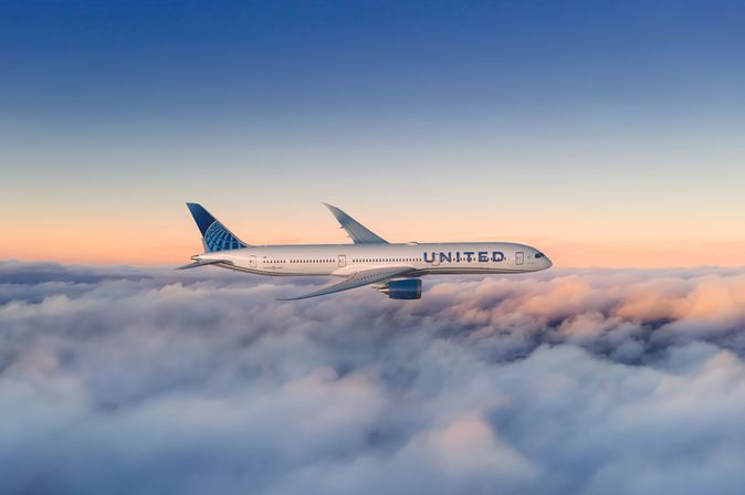 Boeing 787-9 Dreamliner von United Airlines in der Luft über den Wolken