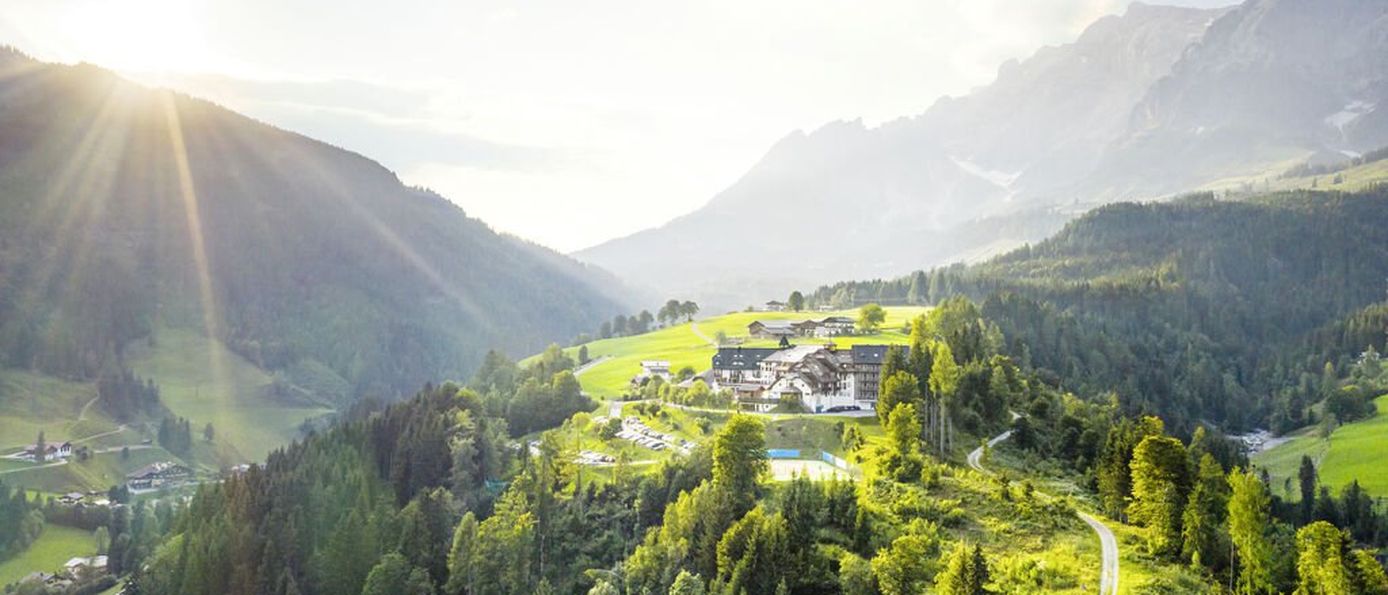 Aldiana Club Hochkönig eingebettet in die Berglandschaft des Salzburger Landes mit Blick auf den Hochkönig