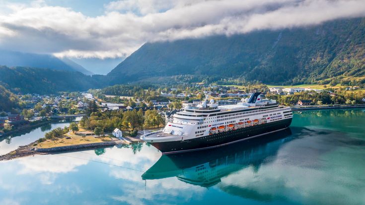 Drohnenaufnahme der Mein Schiff Relax auf See