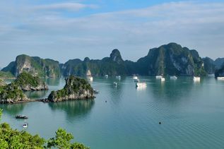 Blick auf die Halong Bucht in Vietnam