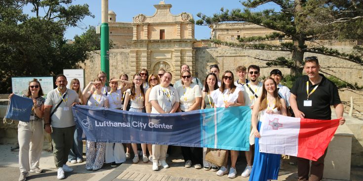 Gruppenfoto mit Lufthansa City Center-Banner