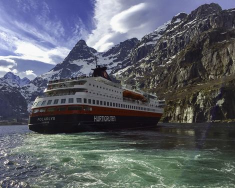 MS Polarlys beim Kreuzen in einem Fjord
