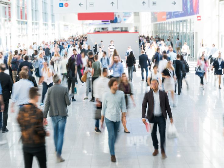 Menschenmenge an Flughafen