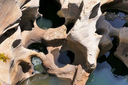 Bourke’s Luck Potholes: Gurelnde Strudellöcher sind trichterförmige Vertiefungen in Gestein