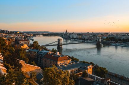 Häuser und Fluss Donau in Budapest