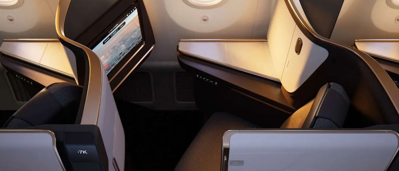 Vollständig neu gestaltete Business Class Kabine der Air Canada Boeing 787-10 Dreamliner mit Signature Plus Suite