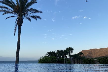 Infinity-Pool mit Ausblick auf das Meer und Berge