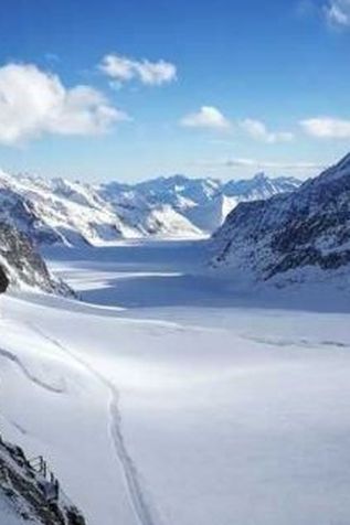Schneebedeckte Schweizer Berge nahe dem Ort Grindelwald