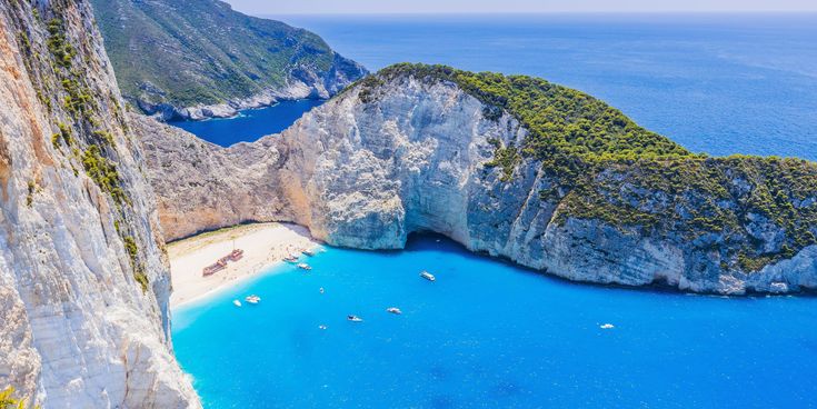Atemberaubende Aussicht auf die Navagio-Bucht auf Zakynthos mit türkisblauem Meer, weißen Klippen und einem gestrandeten Schiffswrack.
