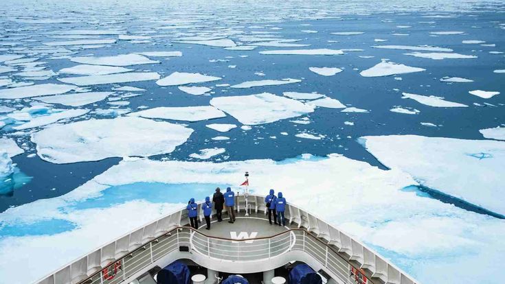 HANSEATIC spirit mit Eisschollen der Antarktis