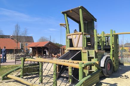 Klettergerüst, das aussieht wie ein Mähdrescher