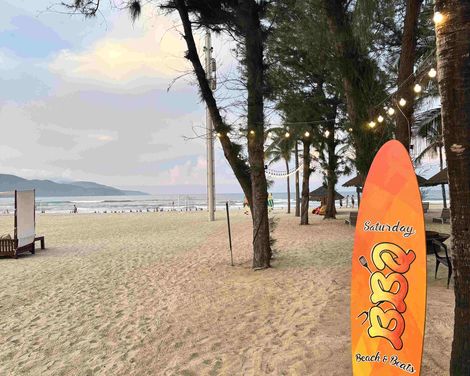 Strandabschnitt am Pullmann Danag mit Surfboard im Sand