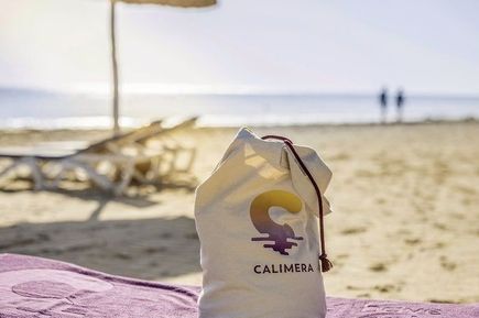 Strandliege mit Handtuch und Tasche mit Logo Club Calimera